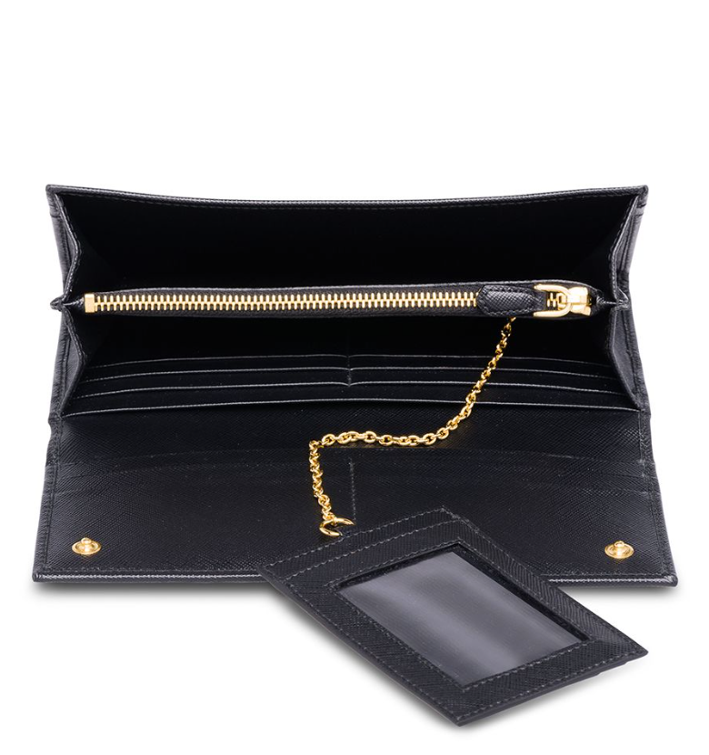 Prada cartera con placa del logo