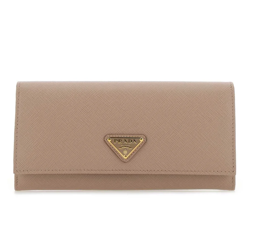 Prada cartera con placa del logo
